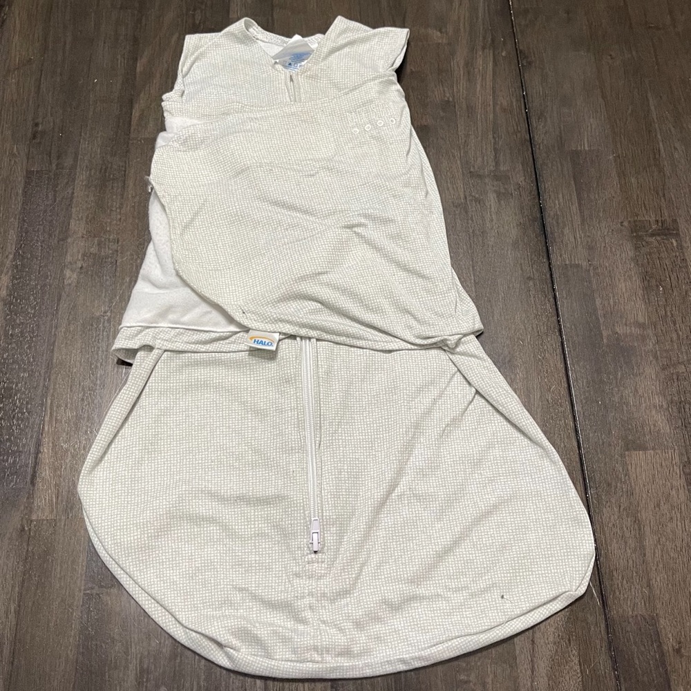 Halo sleep sack (Size: Small 13-18lbs)